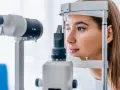 Młoda kobieta przechodzi badanie wzroku. OCT pozwala na dokładną ocenę stanu siatkówki.