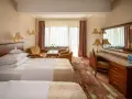 Pokój w Hotelu Gołębiewski Karpacz. Sprawdź cennik i zarezerwuj pobyt w tym przytulnym wnętrzu z dwoma łóżkami, kanapą i biurkiem.
