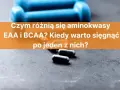 Niebieskie hantle i kapsułki na ciemnym tle. Tekst pyta o różnice między aminokwasami EAA i BCAA.