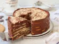 Deliciosa marquesa de chocolate, un postre casero con capas de galletas y crema de cacao, espolvoreada con frutos secos.
