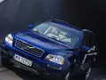 Błękitne Volvo XC90 V8 z jasnym wnętrzem wjeżdża do ciemnego tunelu.