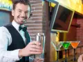 Zarobki barmana w hotelu: Od 4500 zł do... Zobacz, ile!