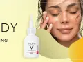 Super trendy skin cycling: modelka z zamkniętymi oczami, kosmetyki z retinolem od Vichy, Pharmaceris i Resibo.