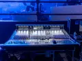 Profesjonalna konsoleta dźwiękowa, jak w **Hans Zimmer studio**, gotowa do tworzenia epickich ścieżek dźwiękowych.