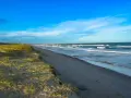 Piękna plaża i morze, idealne miejsce na odkrywanie ciekawostek o morzu bałtyckim.