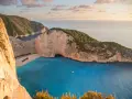 Zatoka Navagio na Zakynthos, jedno z najpiękniejszych miejsc, z wrakiem statku na plaży i turkusową wodą.