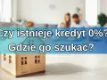 Drewniany model domu na tle rodziny. Czy istnieje kredyt 0%? Gdzie go szukać, by spełnić marzenie o własnym M?