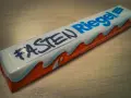 Ein Schokoriegel mit der Aufschrift "#FASTEN Riegel" – eine humorvolle Frage, was man in der Fastenzeit isst.