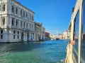 Navigando sul Canal Grande, la linea 12 venezia passa davanti a Ca' Pesaro, un palazzo storico con un'architettura imponente.