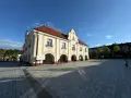 Ratusz w Jarocinie, plac z rowerzystą i dziećmi. Wiele się dzieje, to świetne jarocińskie wydarzenia!