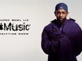 Mann mit Bart und blauer Kappe trägt lila Jacke. Text: Super Bowl LIX Apple Music Halftime Show.