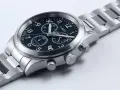 Stalowy zegarek Timex z tarczą i bransoletą, wykonany metodą PVD, prezentuje elegancki styl.