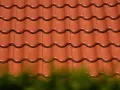 Ile kosztuje metr dachówki ceramicznej? Sprawdź ceny i oszczędź na dachu