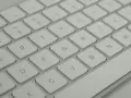 Zbliżenie na klawiaturę komputerową. Widoczne klawisze z literami: E, R, T, Y, U, I, O, P, A, S, D, F, G, H, J, K, L, Z, X, C, V, B, N, M. Opis klawiszy.