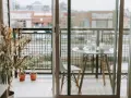 Un balcon filant aménagé avec une petite table, des chaises et des plantes. Idéal pour un café matinal ou un dîner tranquille.