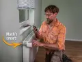 Mann installiert smarten Thermostat am Heizkörper, um Heizkosten zu sparen. "Mach's smart!