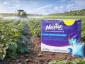 Pole ziemniaków opanowane przez stonkę. Traktor opryskuje plantację, a obok pudełko Mospilan 20 SP, który chroni przed szkodnikami.