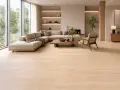 Suelos de madera clara, ideales para casas modernas, crean un ambiente cálido y luminoso en este salón minimalista.