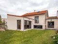 Maison avec extension moderne, jardin verdoyant. Le prix d'une extension maison 20m2 peut varier, mais ce type d'agrandissement offre un espace de vie supplémentaire.