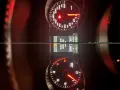 Deska rozdzielcza oldruck audi: prędkościomierz, obrotomierz i ekran komputera pokładowego.