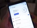 En Samsung-telefon visar lagringsutrymme. För att frigöra plats, avinstallera appar som tar upp mycket utrymme.