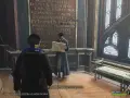 Jugador habla con Arthur Plummly, quien examina un mapa. Detrás, un muro con hechizos de Hogwarts Legacy.