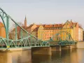 Zielony most na Odrze, kolorowe kamienice i wieża kościelna. Ciekawe ciekawostki o Wrocławiu czekają na odkrycie!