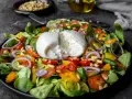 Frischer Salat mit Burrata, Tomaten, Zwiebeln und Pinienkernen. Perfekt für eine leichte Mahlzeit, auch in der Schwangerschaft.