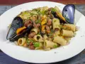 Piatto di pasta fagioli e cozze, con rigatoni, fagioli borlotti e cannellini, cozze nere e prezzemolo tritato.