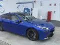 Niebieska Toyota Mirai na stacji wodorowej. Zastanawiasz się nad toyota mirai cena? To przyszłość motoryzacji.