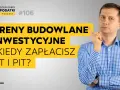 Mężczyzna zastanawia się nad podatkiem od sprzedaży działki. Podcast "Dzień Dobry Podatki" omawia VAT i PIT od terenów budowlanych.