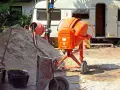 Betoniarka i piasek czekają na placu budowy. Czyżby pozwolenie na budowę wygasło?