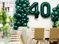 Elegancka dekoracja z balonów tworzy wyjątkową atmosferę, idealną, by pokazać, jak zorganizować 40 urodziny na wesoło.