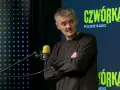Jacek Sienkiewicz w studiu Polskiego Radia, przed mikrofonem, z rękami skrzyżowanymi na piersi.