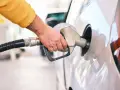 Hand betankt Auto. Bei den aktuellen Spritpreisen ist das ein teurer Spaß, besonders bei hohem Spritverbrauch.