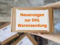 Paket mit Aufschrift "Neuerungen zur DHL Warensendung" wird von Händen gehalten.