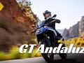 Motocyklista przemierza malowniczą trasę w Kadyksie, Hiszpania. Widok na góry i pustynny krajobraz.