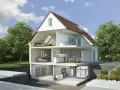 Corte de una casa que muestra habitaciones, sótano con equipo de calefacción biomasa y el exterior verde.