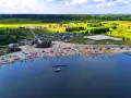 Tłumy ludzi odpoczywają nad jeziorem na Dolnym Śląsku. Słońce, plaża i woda – idealne wakacje!