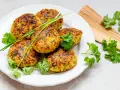 Goldbraune Hirse-Patties, garniert mit frischen Kräutern, sind ein köstliches Beispiel für Hirse Gerichte.