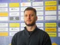 Aleks Vlah, z charakterystyczną brodą i krótką fryzurą, pozuje na tle ścianki z logotypami sponsorów, m.in. "ECHO" i "realme".
