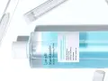 En flaska COSRX Low pH Niacinamide Micellar Cleansing Water, en mild sminkborttagning olja för känslig hud, omgiven av provrör.