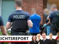Polizisten bei einem Einsatz, der zu einer scheinbaren Strafe führt. Im Vordergrund Richter und Richterinnen.