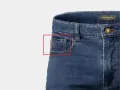 Il taschino piccolo dei jeans, un tempo usato per gli orologi da tasca, oggi è perfetto per monete o un piccolo oggetto.