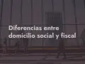 Diferencias entre domicilio social y fiscal. Personas en un entorno urbano moderno, con rascacielos al fondo.