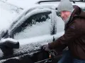 Zamarznięte drzwi auta? Szybkie i bezpieczne sposoby na otwarcie