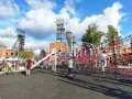 Rybnik atrakcje: plac zabaw dla dzieci z linowymi konstrukcjami i zjeżdżalnią, w tle wieże szybowe kopalni.