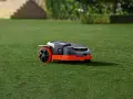 En Segway Navimow testas på en gräsmatta. Denna robotgräsklippare är redo att ta sig an trädgårdsarbetet.