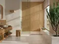 Salle de bain zen avec un type de carrelage imitation bois dans la douche et un carrelage clair au sol.