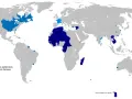Mapa świata z zaznaczonymi obszarami dawnych kolonii francuskich, w tym rozległa kolonia francuska w Afryce.